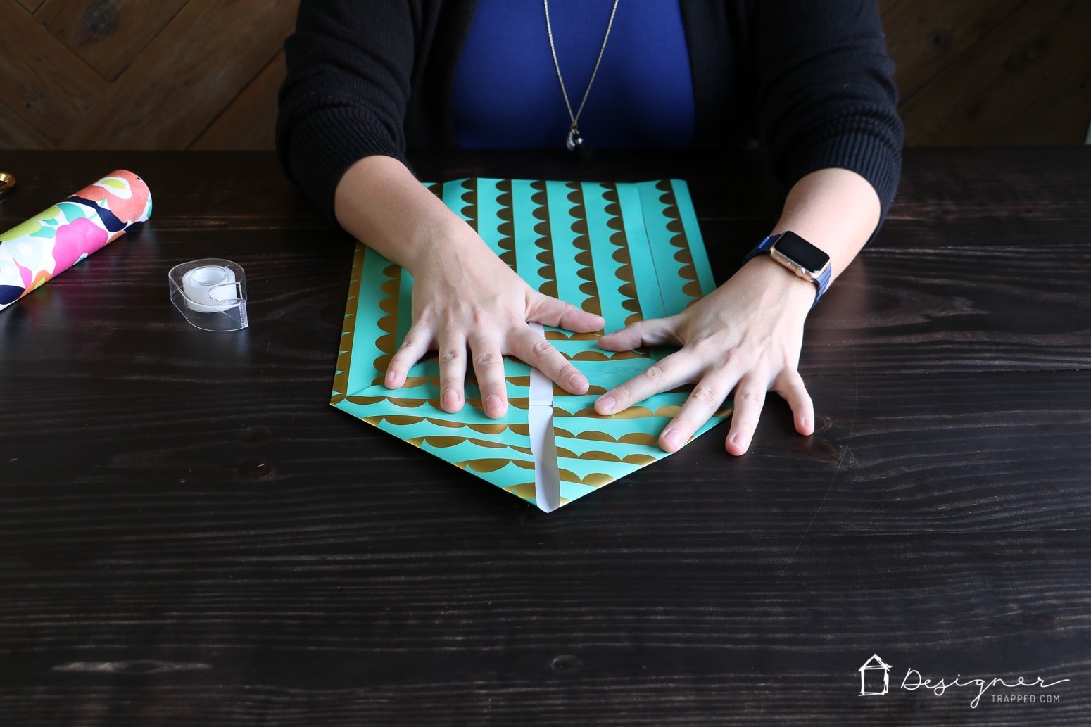 OMG! This is genius. Learn how to make a gift bag from wrapping paper. These are SO cute and are so much less expensive than store-bought gift bags. So excited about this DIY gift bag option!