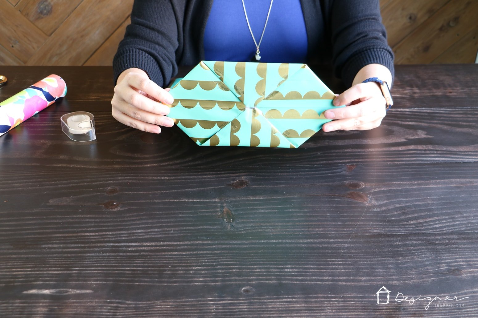 OMG! This is genius. Learn how to make a gift bag from wrapping paper. These are SO cute and are so much less expensive than store-bought gift bags. So excited about this DIY gift bag option!