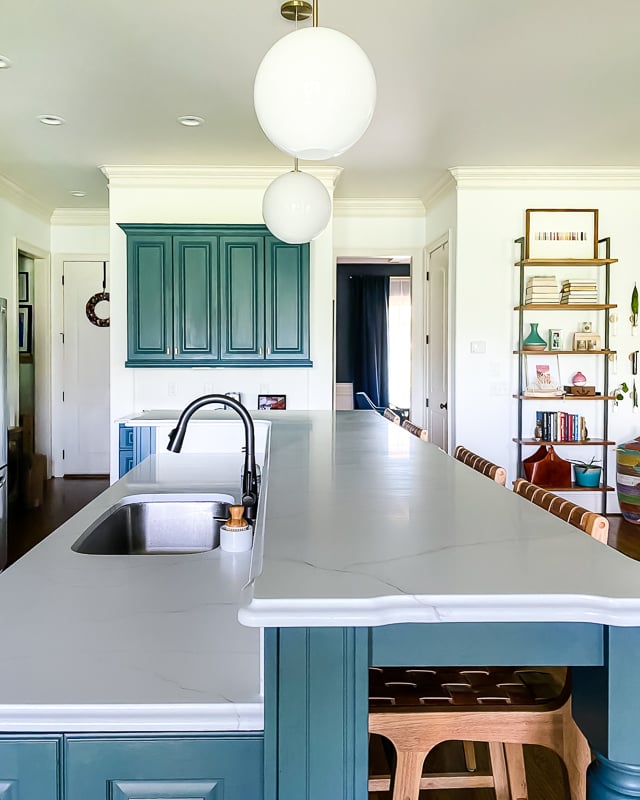 granite countertops painted to look like marble by Tasha Agruso of Gadgetronicx